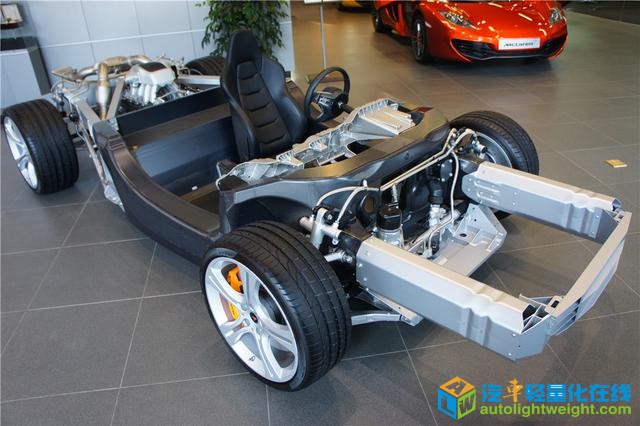 终极轻量化 解析迈凯伦碳纤维移动底盘