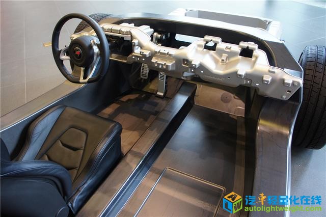 终极轻量化 解析迈凯伦碳纤维移动底盘