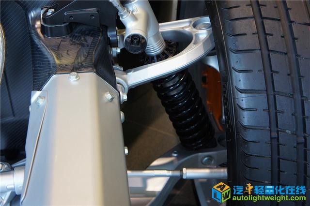 终极轻量化 解析迈凯伦碳纤维移动底盘