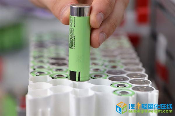 一辆电动汽车 总重450kg 续航160km