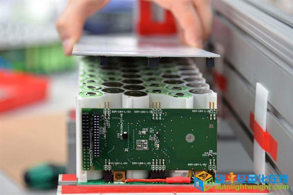 一辆电动汽车 总重450kg 续航160km