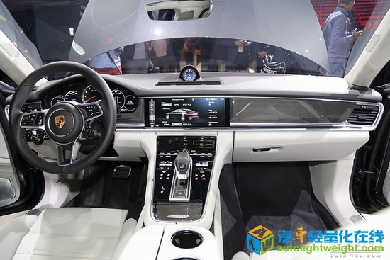 触控内饰+轻量化 曝新一代卡宴最新谍照