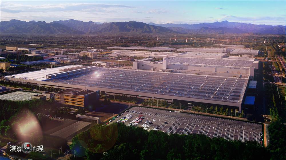  06. 作为北京首批申购绿电的企业之一，北京奔驰已连续三年采购绿电，2023年已签约采购至少2亿千瓦时可再生能源电力_副本.jpg