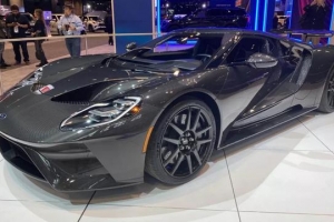 更轻量化的新款福特GT液态碳纤维版