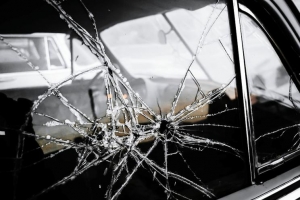 新型轻量化材料将落地：砸不碎的汽车玻璃